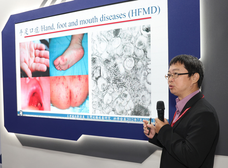 MD
Tagumpay ng Gawang-Taiwan na EV-A71 Vaccine (2)
Sa press conference na may temang "Halos 25 Taon ng Pambansang Sama-samang Pananaliksik: Matagumpay na Nakarating sa Pandaigdigang Merkado ang Gawang-Taiwan na Enterovirus A71 Vaccine," na ginanap noong ika-17 sa booth ng National Health Research Institutes (NHRI) sa BIO Asia–Taiwan 2026, ipinaliwanag ni Dr. Liu Shih-jen, Deputy Director ng Institute of Infectious Disease and Vaccinology ng NHRI, sa media ang mga naging resulta ng kanilang pananaliksik.
(Kuha ng Central News Agency photographer Chang Hsin-wei, Hulyo 17, 2026)