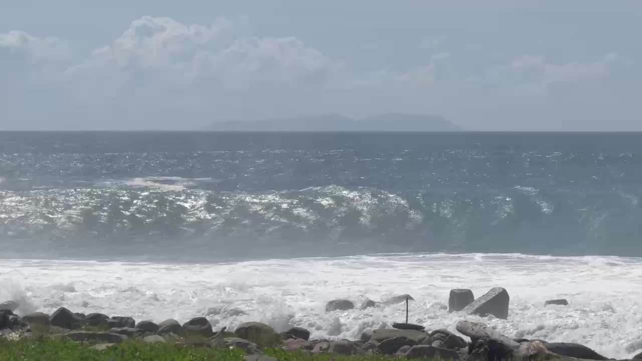 Bago dumating ang bagyo, sabay na malinaw na nakikita ng naked eye mula sa Taitung ang Lanyu at Green Island. Ang nasa larawan ay Lanyu. Photo courtesy of Alian 96.3 Indigenous Radio.