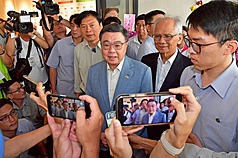 PD
Humingi ng Paumanhin si Premier Cho Jung-tai Dahil Hindi Agad Nakuha ang Kumpletong Impormasyon sa Kaso ng Chung Lien Oil
Dumalo si Premier Cho Jung-tai (gitna) noong ika-17 sa pagbubukas ng eksibisyong “Ink Traces and Poetry: Taiwan’s Century-long Pursuit” na inorganisa ng Yangshan Culture and Education Foundation.
Bago magsimula ang programa, nagpahayag siya sa media tungkol sa kaso ng Chung Lien Oil, humingi ng paumanhin dahil hindi agad nakuha ng mga administratibong ahensya ang kumpleto at totoong impormasyon, at iginiit na pananagutin ang mga may kaugnayang opisyal sa administrasyon.
(Larawan mula sa Executive Yuan)
(Kuha ng Central News Agency reporter Lai Yu-chen, Hulyo 17, 2026)