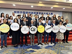 ED
Lumampas na sa Isang Milyon ang mga Ulat ng Online Scam sa MODA
Nagdaos ang Ministry of Digital Affairs (MODA) noong ika-17 ng press conference na pinamagatang “Lumampas sa Isang Milyon ang mga Ulat ng Online Scam at Pagpapalawak ng Good Guys Team,” upang ipaliwanag ang mga resulta ng kampanya laban sa scam.
Bumaba na sa humigit-kumulang NT$111 ang gastos sa pagpapatanggal ng bawat scam message, at inaasahang lalo pa itong bababa habang patuloy na dumarami ang mga isinusumiteng ulat.
Nasa ikalima mula kanan sa unang hanay si Minister of Digital Affairs Lin Yi-ching.
(Kuha ni Central News Agency reporter Pan Tzu-yu, Hulyo 17, 2026)
