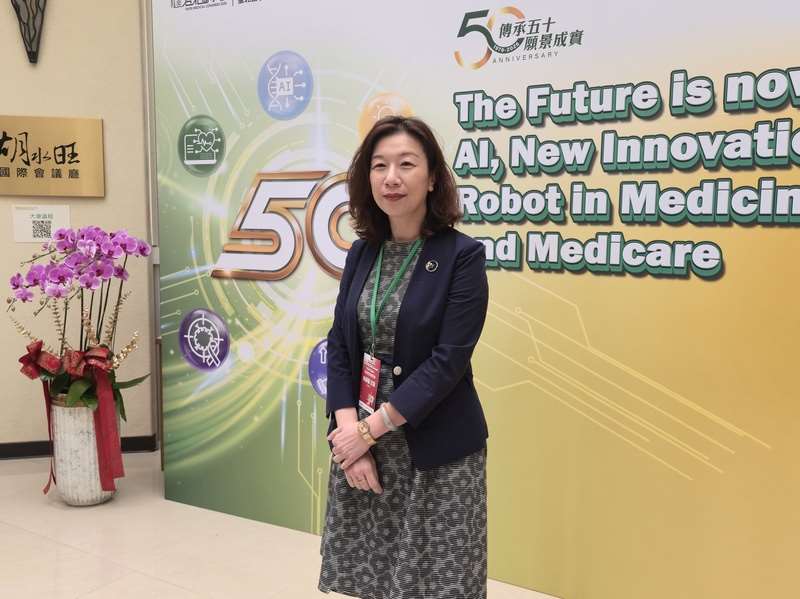 MD
Lin Ching-yi, Tumugon sa 20% Threshold para sa Pag-withdraw ng Problematic Oil Products
Dumalo noong umaga ng ika-8 si Deputy Health Minister Lin Ching-yi sa opening ceremony ng seminar ng Taipei Medical Association sa Taipei Medical University Hospital.
Sa panayam ng media tungkol sa 20% threshold para sa pag-withdraw ng problematic oil products sa merkado, sinabi niya na ang Ministry of Health and Welfare ang nangangasiwang ahensya at pananagutan nito ang pinal na desisyon.(Kuha ni CNA reporter Shen Pei-yao / Agosto 8, 2026)