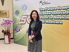 MD
Lin Ching-yi, Tumugon sa 20% Threshold para sa Pag-withdraw ng Problematic Oil Products
Dumalo noong umaga ng ika-8 si Deputy Health Minister Lin Ching-yi sa opening ceremony ng seminar ng Taipei Medical Association sa Taipei Medical University Hospital.
Sa panayam ng media tungkol sa 20% threshold para sa pag-withdraw ng problematic oil products sa merkado, sinabi niya na ang Ministry of Health and Welfare ang nangangasiwang ahensya at pananagutan nito ang pinal na desisyon.(Kuha ni CNA reporter Shen Pei-yao / Agosto 8, 2026)