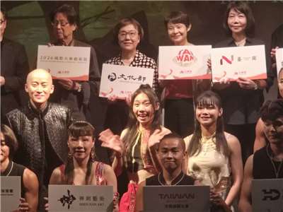 Taiwanese Fire Dance Artist Yang Li-wei, Tampok sa Firemosa Festival
Ang Taiwanese fire dance artist na si Yang Li-wei (gitna), na nakapasok sa finals ng 《Britain’s Got Talent》, ay magdadala ng mga bagong inspirasyon at karanasang nakuha niya sa international stage sa ikalawang Firemosa Festival, na gaganapin mula Oktubre 24 hanggang 26 sa Yuguang Island, Tainan.(Kuha ni Chiang Chao-lun)