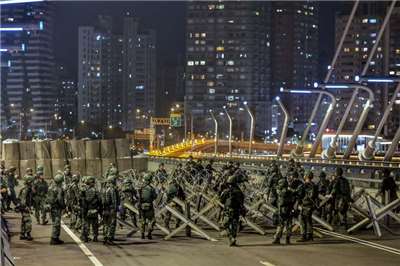 Isinasagawa ng Taiwan military ang Han Kuang 42 live-fire exercise sa loob ng 10 araw at 9 gabi. Noong gabi ng Agosto 6, nagsagawa ng obstacle drill sa Tamkang Bridge sa New Taipei, kung saan engineering troops ang nag-set up ng mga defensive barriers. Larawan mula sa Central News Agency.