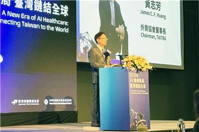Dumalo noong Agosto 11 si Taiwan External Trade Development Council Chairman James Huang sa 2026 “New Era of AI Healthcare: Taiwan Connecting with the World” forum. Sinabi niya na may strong capabilities ang Taiwan sa information and communications technology, chips at IC design, kasama ang comprehensive national health insurance medical data at advanced clinical experience. Ayon sa kanya, kakaunti lamang ang mga bansang kayang makipag-compete sa Taiwan kapag pinagsama ang mga advantage na ito. Larawan ni Yang Wen-chun.