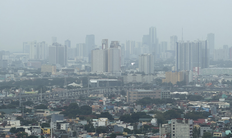 Patuloy ang forest fires sa Indonesia at ang haze mula rito ay umaabot na sa iba’t ibang bahagi ng Pilipinas, na maaaring magdulot ng health risks sa publiko. Makikita sa larawan ang Metro Manila na nababalot ng haze. Photo source: Central News Agency