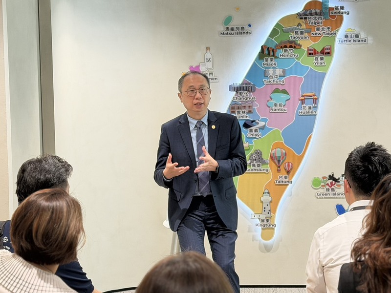 TF
Taiwan Tourism Official Visits Singapore to Promote International Tourism Strategy
Cheng Chih-hung, Director of the International Affairs Division of the Taiwan Tourism Administration, visited Singapore to introduce Taiwan’s international tourism strategy to local travel industry representatives, as part of efforts to attract more international visitors to Taiwan. (CNA photo by Wu Sheng-hung, Singapore, September 8, 2026)