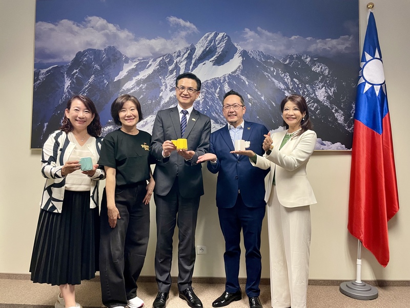 DF
Ho Hsiao-mei Presents Dance Company Coffee Mug to Taiwan Representative in Poland
Ho Hsiao-mei (second from left), founder of MeimageDance, presented a commemorative coffee mug from her dance company to Taiwan Representative to Poland Liu Yung-chien (center) following an exchange event. Also pictured are General Association of Chinese Culture Secretary-General Lee Hou-ching (second from right), legislators Lo Mei-ling (first from left) and Lin Chu-yin (first from right). (CNA photo by Cheng Ching-ju, Warsaw, September 10, 2026)