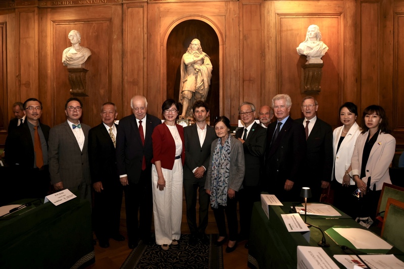 Idinaos noong gabi ng ika-14, France time, ang awarding ceremony ng ika-29 Taiwan-France Cultural Award sa grand conference hall ng Institut de France sa Paris. Dumalo ang mga awardee na sina Wu Hsi-te (ikatlo mula kaliwa) at Victor Louzon (ikaanim mula kaliwa). Kasama rin sa group photo sina Jean-David Levitte (ikaapat mula kanan), annual president ng Académie des Sciences Morales et Politiques ng Institut de France; former permanent secretary Jean-Robert Pitte (ikaapat mula kaliwa); Taiwan Representative to France Ambassador Hao Pei-chih (ikalima mula kaliwa); at Minister of Culture Li Yuan (ikaanim mula kanan). (Photo provided by the Ministry of Culture / Central News Agency)