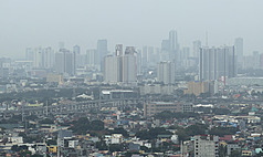Patuloy ang forest fires sa Indonesia at ang haze mula rito ay umaabot na sa iba’t ibang bahagi ng Pilipinas, na maaaring magdulot ng health risks sa publiko. Makikita sa larawan ang Metro Manila na nababalot ng haze. Photo source: Central News Agency