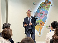 TF
Taiwan Tourism Official Visits Singapore to Promote International Tourism Strategy
Cheng Chih-hung, Director of the International Affairs Division of the Taiwan Tourism Administration, visited Singapore to introduce Taiwan’s international tourism strategy to local travel industry representatives, as part of efforts to attract more international visitors to Taiwan. (CNA photo by Wu Sheng-hung, Singapore, September 8, 2026)