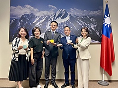 DF
Ho Hsiao-mei Presents Dance Company Coffee Mug to Taiwan Representative in Poland
Ho Hsiao-mei (second from left), founder of MeimageDance, presented a commemorative coffee mug from her dance company to Taiwan Representative to Poland Liu Yung-chien (center) following an exchange event. Also pictured are General Association of Chinese Culture Secretary-General Lee Hou-ching (second from right), legislators Lo Mei-ling (first from left) and Lin Chu-yin (first from right). (CNA photo by Cheng Ching-ju, Warsaw, September 10, 2026)