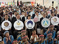 LG
National Disaster Prevention Day Activities Launched in New Taipei City
The Ministry of the Interior and Ministry of Education jointly held a press conference in Tamsui District, New Taipei City, on September 11 to launch Taiwan’s 2026 National Disaster Prevention Day activities. Interior Minister Liu Shyh-fang (center, third row), Education Minister Cheng Ying-yao (second from right, third row), and National Fire Agency Director-General Hsiao Huan-chang (second from left, third row) attended the event. (CNA photo by Tsao Ya-yen, September 11, 2026)