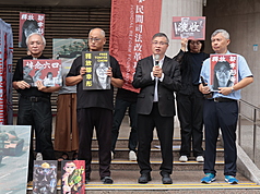 JD
Taiwan Civil Groups Voice Support for Hong Kong Alliance Leaders
Following the sentencing in the Hong Kong Alliance subversion case on September 11, Taiwanese civil society groups and Hong Kong residents in Taiwan expressed support for former leaders Lee Cheuk-yan, Albert Ho and Chow Hang-tung. Attendees included Pastor Huang Chun-sheng of Chi-Nan Presbyterian Church (front row, from left), human rights activist Lee Ming-che, Taiwan Hong Kong Association Chairman Sang Pu, and Chinese Democracy Academy Association Secretary-General Kung Chin-lung. (CNA photo by Lee Ya-wen, September 11, 2026)