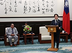 Umaasa si Pangulong Lai na mas mapalalim pa ang cooperation ng Taiwan at Tuvalu para harapin ang mga hamon ng climate change. Noong ika-15, sinabi ni President Lai Ching-te (kanan) habang tinatanggap si Tuvalu Minister of Foreign Affairs, Labor and Trade Paulson Panapa (kaliwa) na hindi lang good friends ang Taiwan at Tuvalu, kundi parang magkapatid na bansa rin. Pinasalamatan niya ang Tuvalu sa matagal na nitong suporta sa international participation ng Taiwan, at umaasa siyang patuloy pang mapapalalim ang cooperation ng dalawang bansa sa iba’t ibang larangan para sama-samang harapin ang global challenges tulad ng climate change at paglawak ng authoritarianism. Photo source: Central News Agency