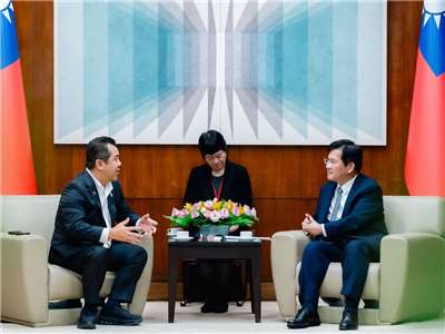 Taiwan Foreign Minister Lin Chia-lung (right) met with visiting Sabah Minister of Agriculture, Fisheries and Food Industry Jamawi Ja’afar (left) at the Ministry of Foreign Affairs on September 10. Lin expressed hope that Taiwan and Sabah will continue to expand exchanges and deepen cooperation. (Photo: Lin Chia-lung’s Facebook page)