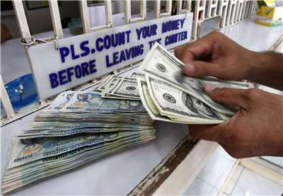 Nagbabala ang Philippine economic officials at business sector na kung magpapatuloy ang paghina ng piso, tataas ang cost ng imported fuel at raw materials, at sa huli ay maaaring humina ang purchasing power ng mga mamamayan. Makikita sa larawan ang isang worker na nagbibilang ng US dollars at Philippine pesos sa isang money changer sa Manila, Philippines. Photo Source: Reuters / Dazhi Images