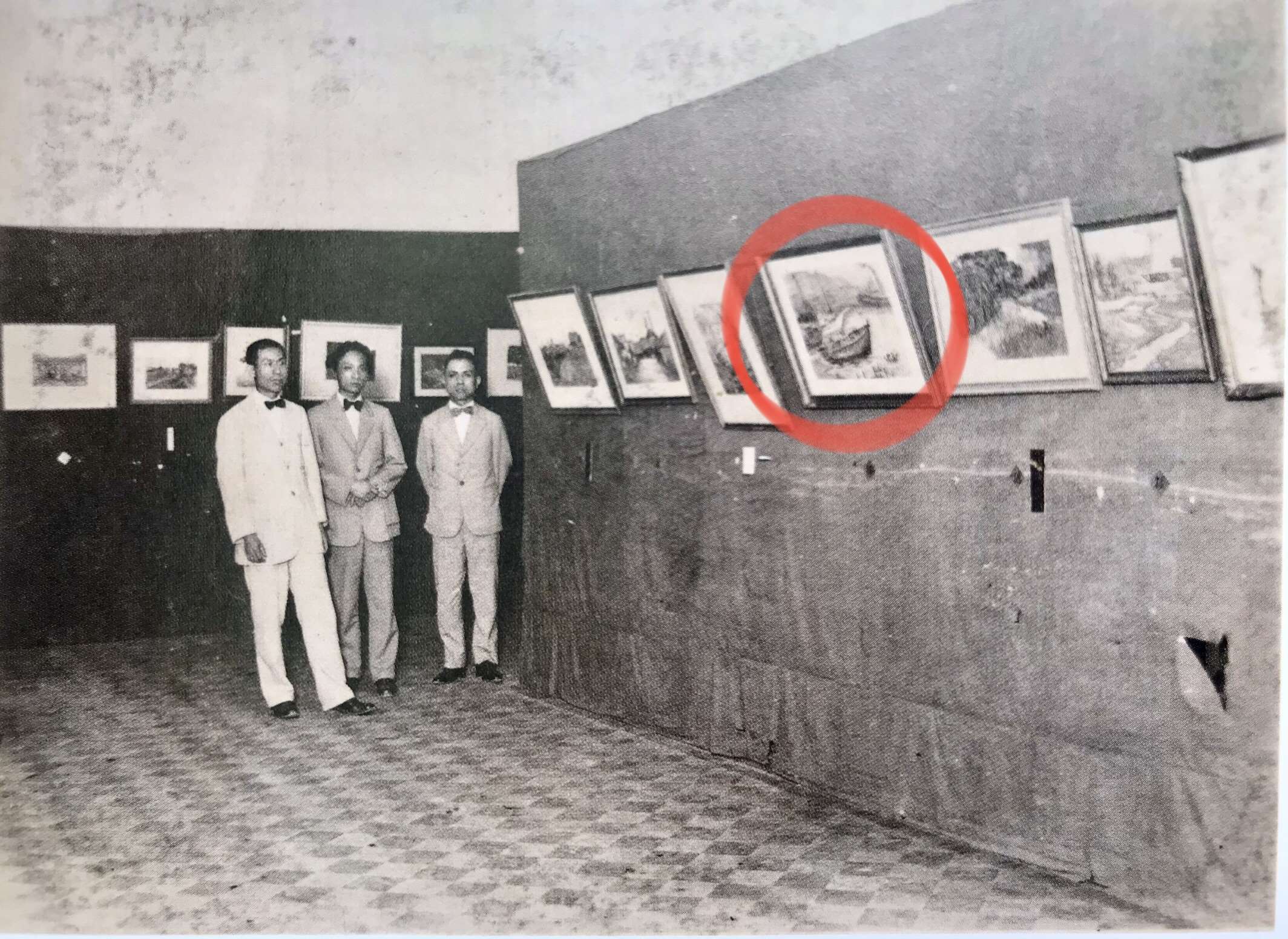 Ни Цзян-хуай (слева), Лань И-дин (в центре), Чэнь Ин-шэн (справа) на выставке Ассоциации акварелистов Тайваня в 1929 году. В кружочке картина Ни Цзян-хуая «Дождь». Фото: Мемориальный музей Ни Цзян-хуая. 