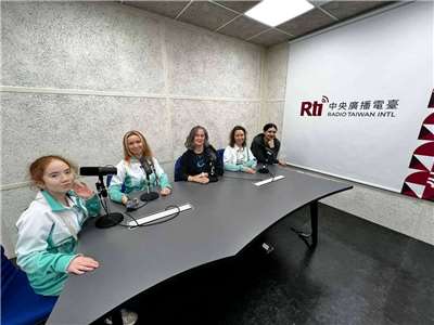 Таира Мирхайдарова, Вера Григорьева, Юлия Старченко, Зубейда Мирхайдарова и ведущая МРТ Ольга Михайлова (слева напрвао).