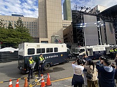 Полицейские машины около здания мэрии Тайбэя. Фото: CNA