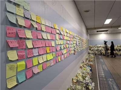 Стена с записками в память о погибших в результате вооруженного нападения 19 декабря у выхода M7 станции метро «Тайбэйский фокзал». Фото: Тайбэйский метрополитен