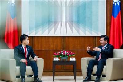 Встреча министра Линь Цзя-луна и японского депутата Хирофуми Такинами. Фото: CNA