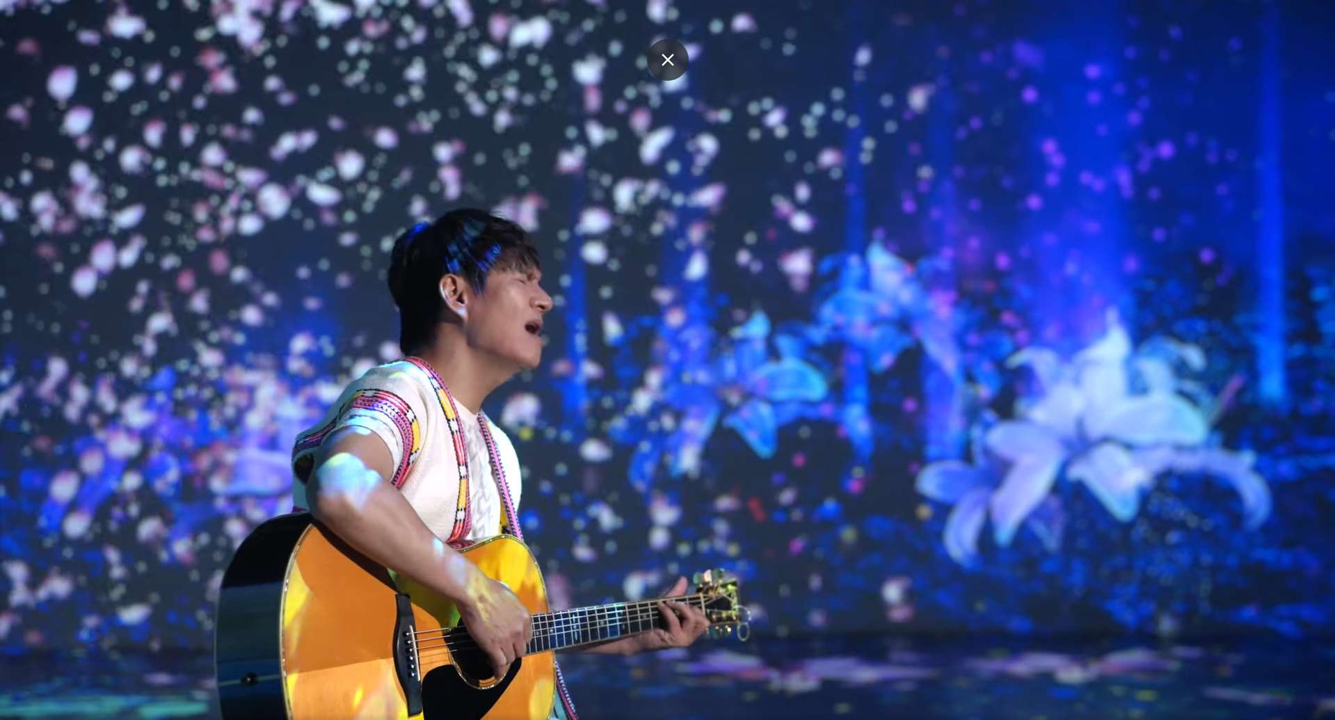 Фото: Кадр из клипа к песне «Лунный свет» 