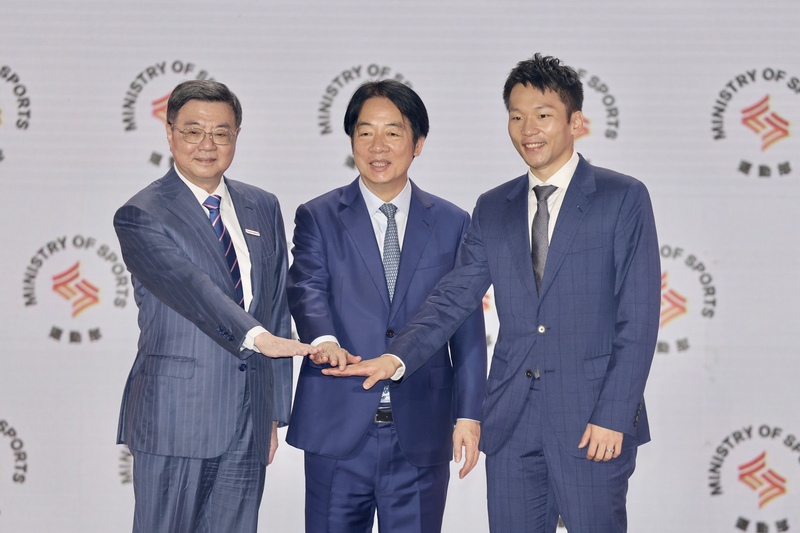 Олимпийский чемпион по бадминтону Ли Ян, президент Китайской Республики (Тайвань) Лай Цин-дэ, премьер Чжо Жун-тай (справа налево) на церемонии открытия Министерства спорта 9 сентября. 
