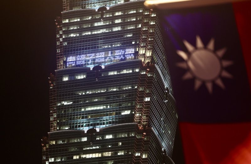 На небоскрёбе Тайбэй-101 зажглась надпись благодарности добровольцам, помогавшим в ликвидации последствий тайфуна в Хуаляне. Фото: CNA