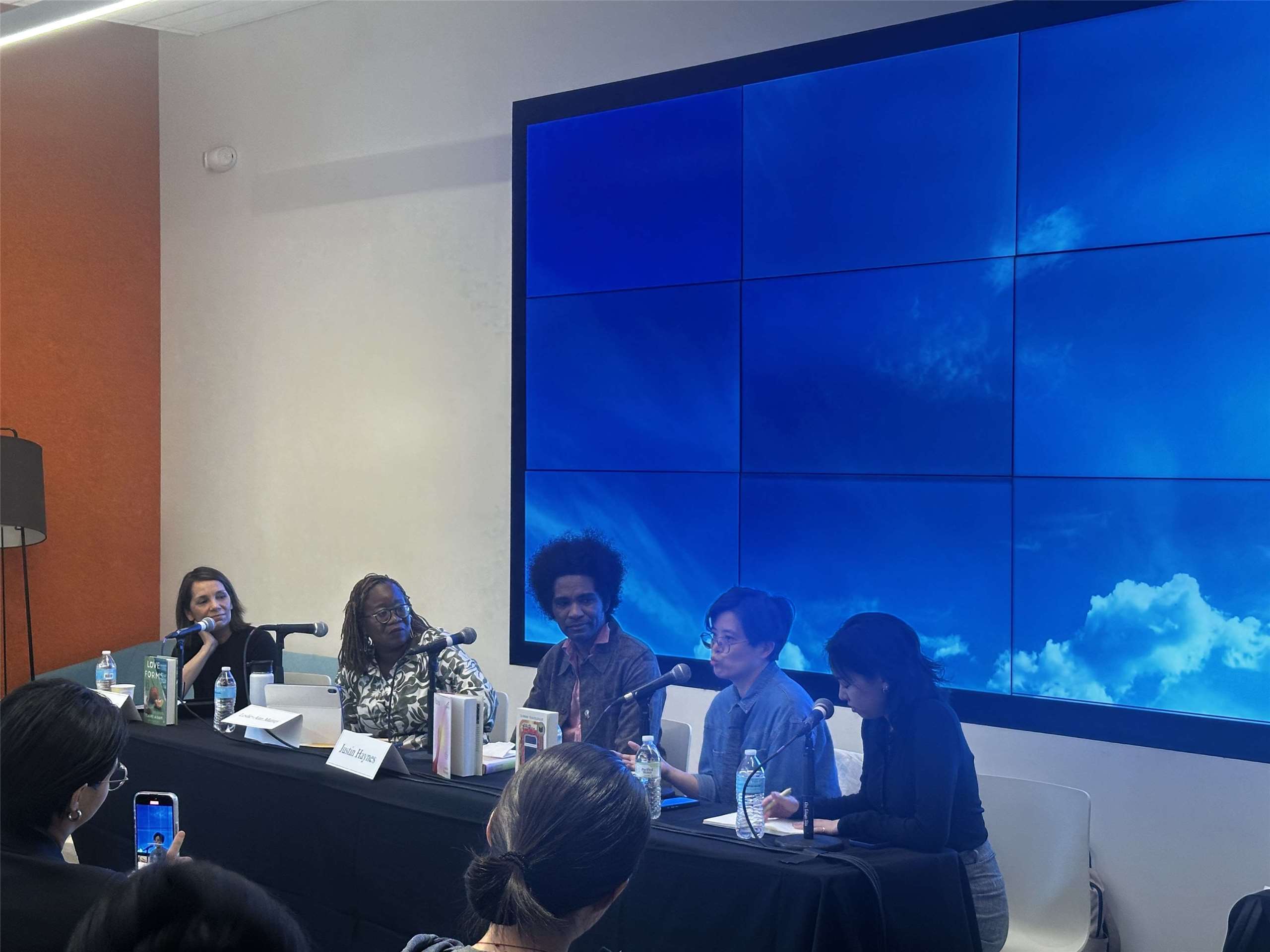 Ян Шуан-цзы на Бруклинской книжной ярмарке. Фото: Инна Островская.