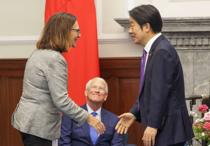 Фото: Дэб Фишер на встрече с президентом Тайваня Лай Цин-дэ 29 августа. CNA