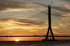 Тамканский мост на закате. Фото: CNA