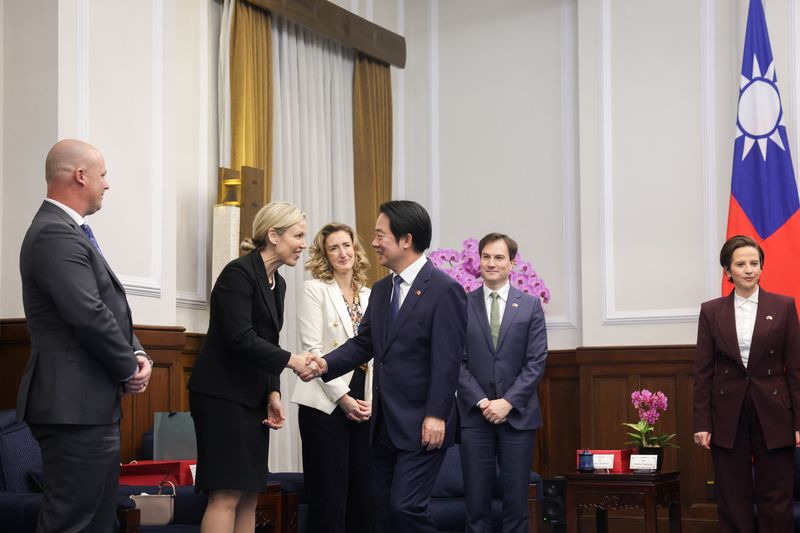 Встреча президента Лай Цин-дэ с группой канадских парламентариев. Фото: CNA