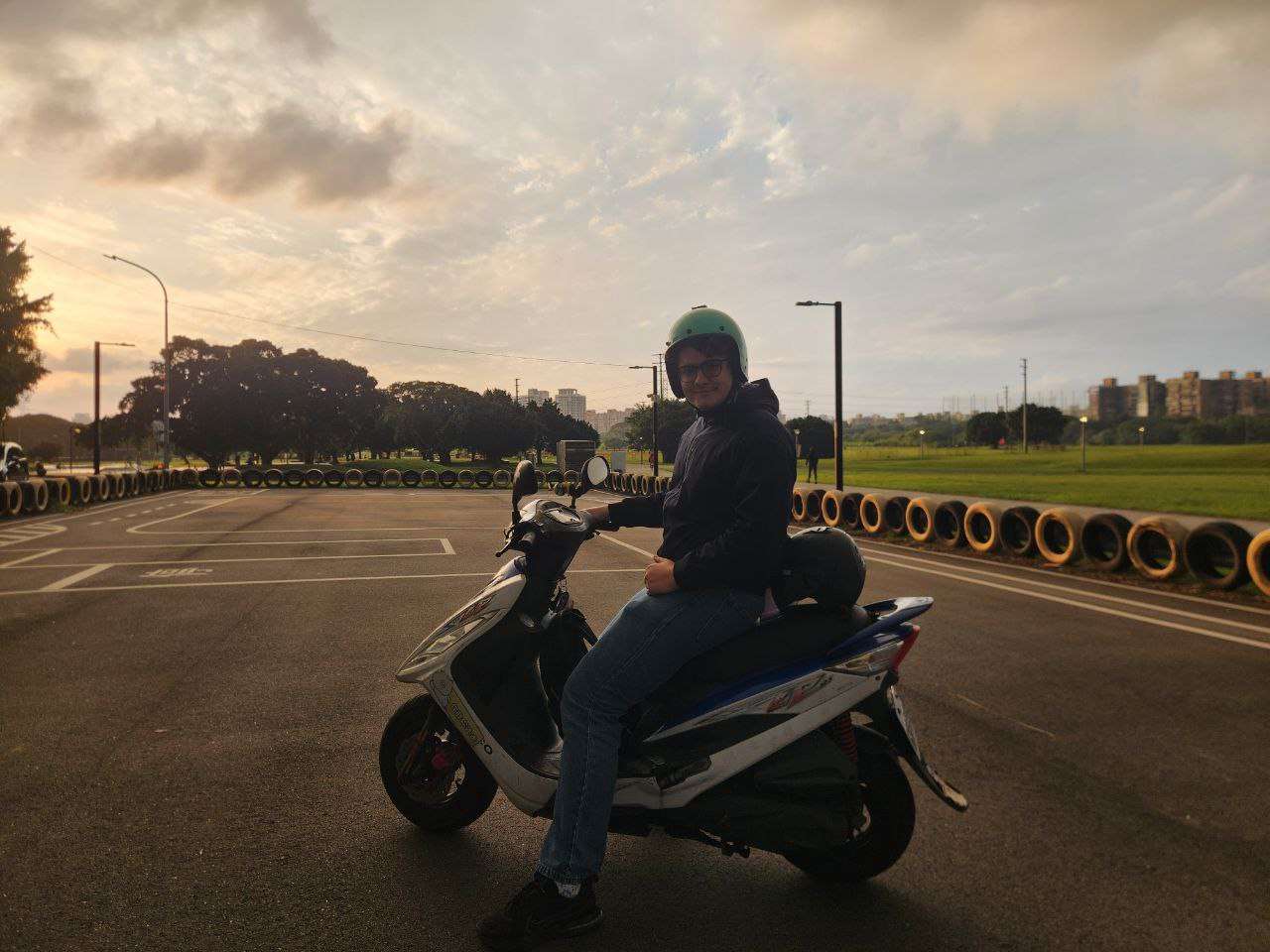 Площадка для практики управления мотоциклом на набережной реки Синьдянь в районе Юнхэ города Новый Тайбэй. Фото: Андрей Чжоу