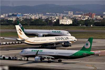 Самолёты в ливрее авиакомпаний EVA Air и Starlux Airlines. Фото: CNA