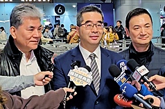 Заместитель председателя партии Гоминьдан Сяо Сюй-цэнь в Международном аэропорту Таоюань. Фото: CNA