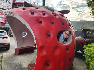 Автобусная остановка в центре посёлка Даху. Фото: Андрей Чжоу