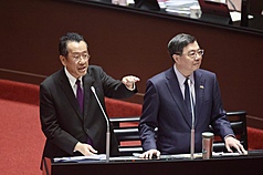 Министр обороны Гу Ли-сюн и премьер Чжо Жун-тай на слушаниях в Законодательном Юане. Фото: CNA 