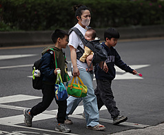 Тайвань разрешит семьям с одним ребёнком нанимать иностранных помощников по хозяйству. Фото: CNA