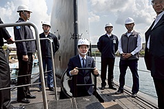 Президент Лай Цин-дэ осматривает подводную лодку «Хайкунь». Фото: CNA