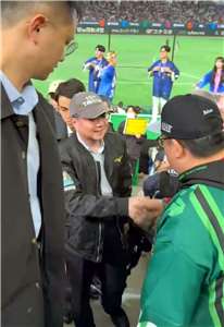 Премьер Чжо Жун-тай посетил бейсбольный матч в Японии и поддержал тайваньскую команду. 