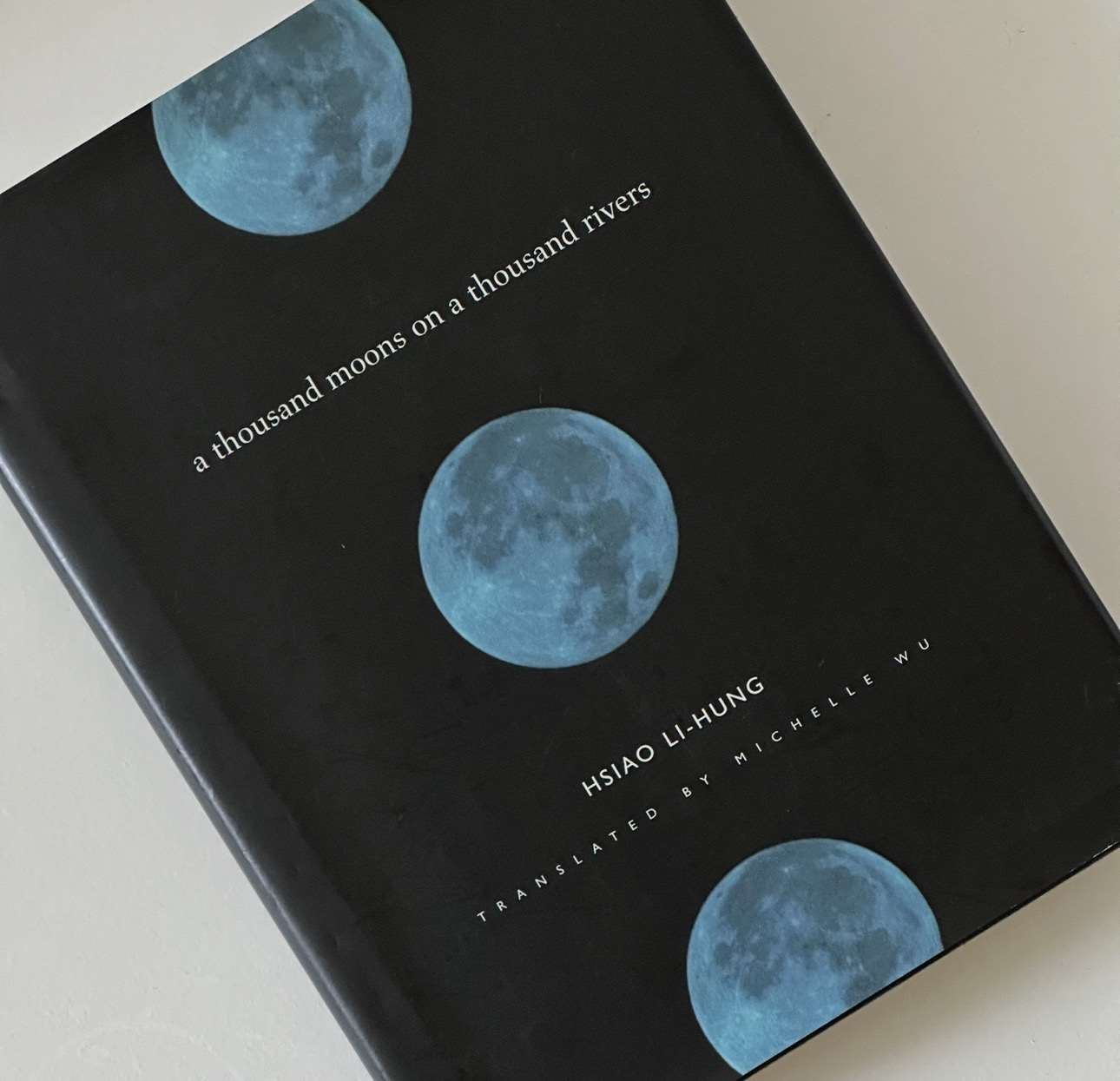 Обложка книги «Тысяча рек, тысяча лун» Сяо Ли-хун в издании Columbia Press.