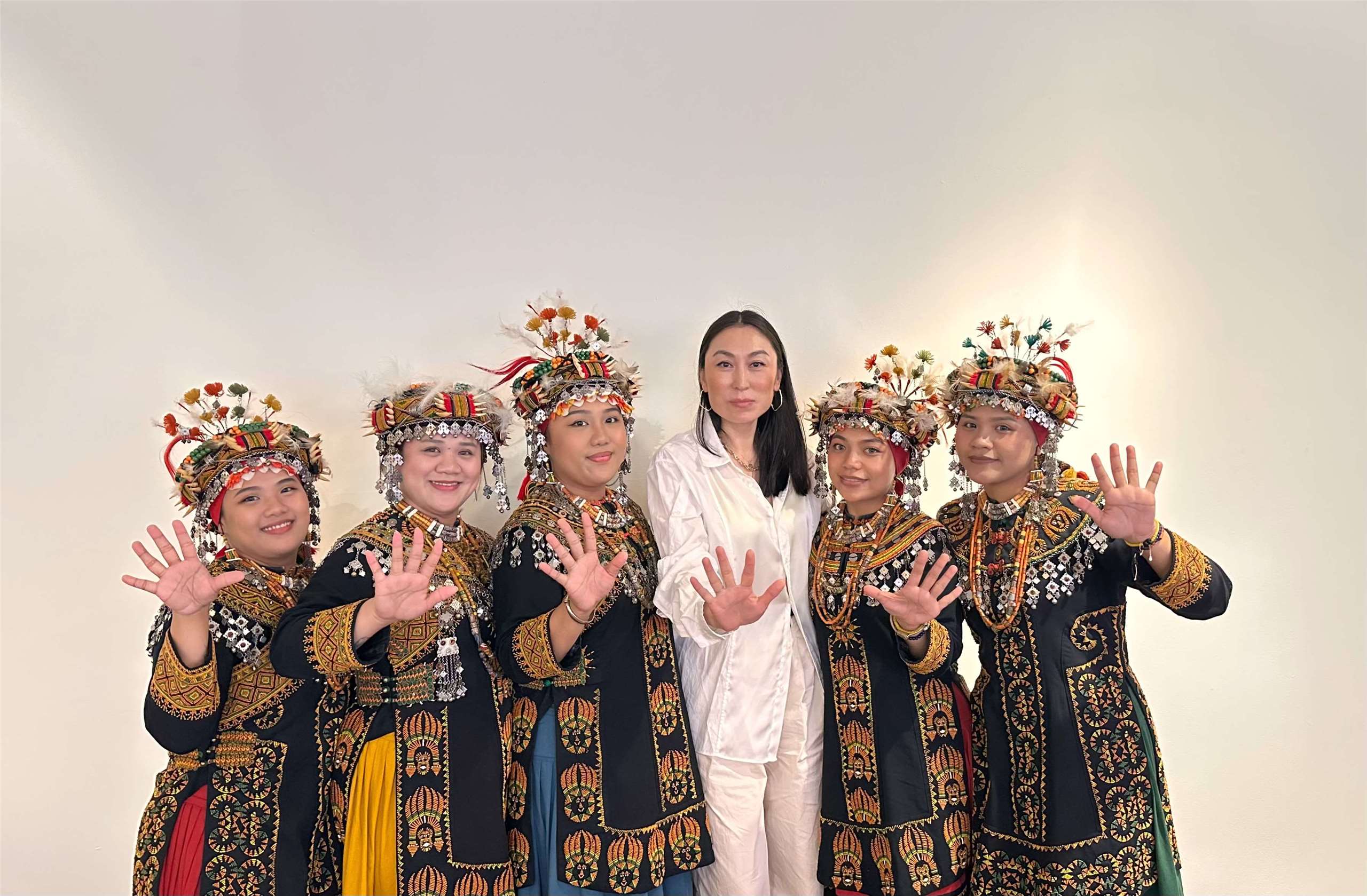 Ведущая Инна Островская и участники хора Taiwu Ballads Troupe (泰武古謠傳唱).