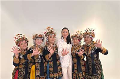 Ведущая Инна Островская и участники хора Taiwu Ballads Troupe (泰武古謠傳唱).