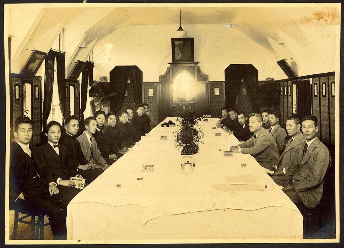 Встреча Ассоциации акварелистов Тайваня в 1927 году. Ни Цзян-хуай (второй справа), Исикава Киничиро (третий справа). Фото: Мемориальный музей Ни Цзян-хуая.