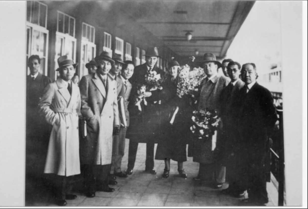 Александр Черепнин и Цзян Вэнь-е в окружении японских композиторов на токийском вокзале в 1935 году. Фото: Тайваньский институт музыки при Государственном центре традиционных искусств