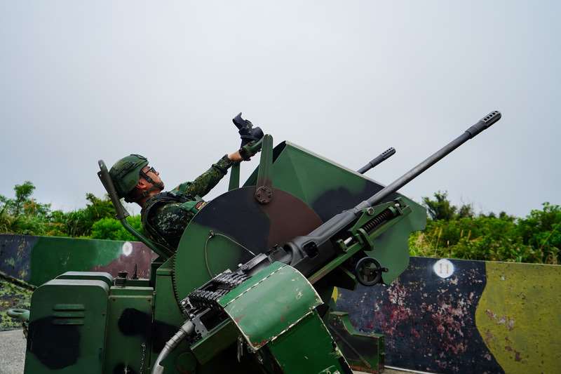 國安會副秘書長林飛帆投書《外交事務》期刊，向國際說明台灣在強化國家防衛韌性上的努力。圖為陸軍馬祖防衛指揮部7月18日進行「城鎮韌性防空演習」。（資料照/馬祖防衛指揮部提供）