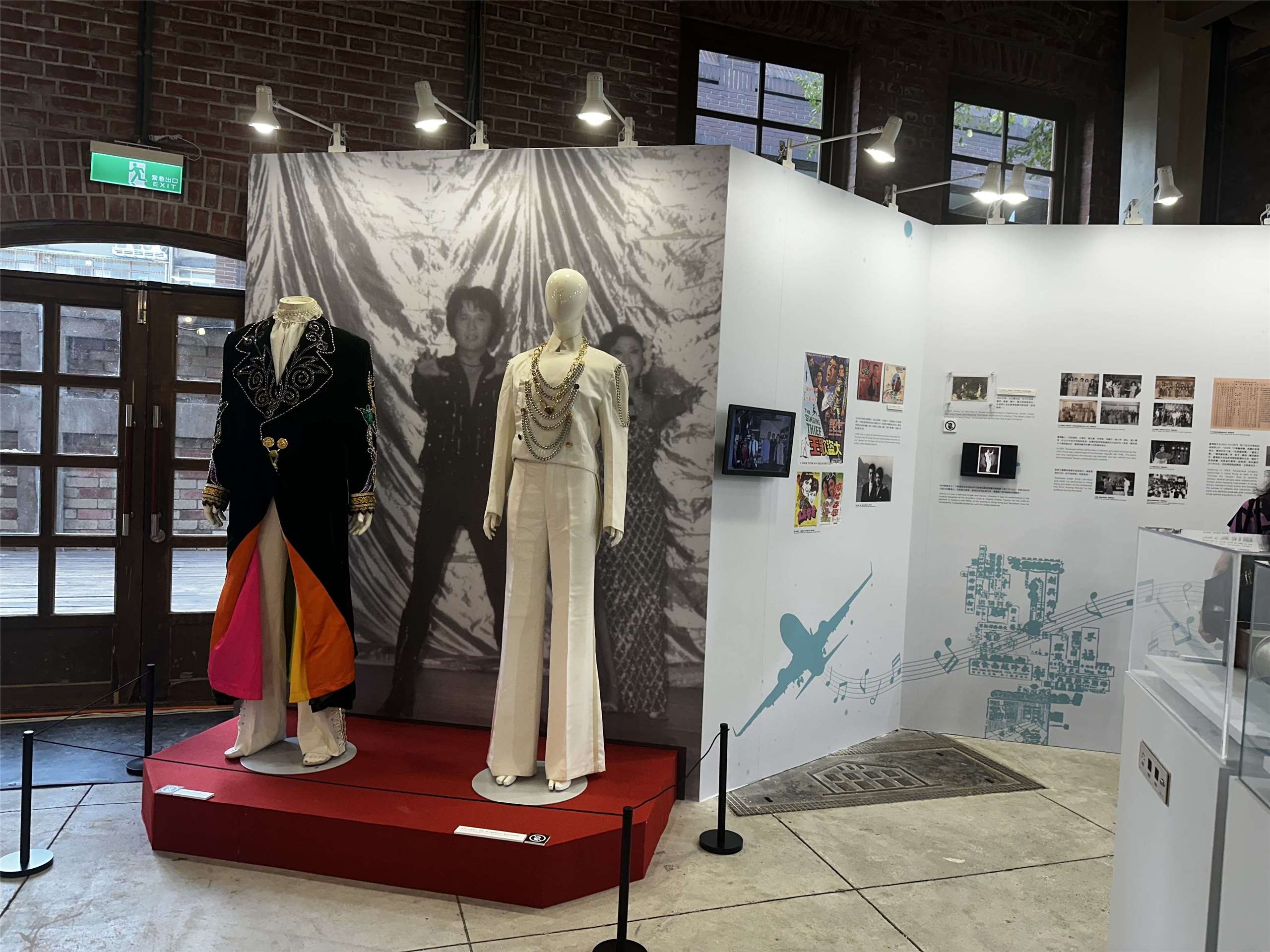 傳藝中心臺灣音樂館推出台灣流行音樂特展，展示出以前歌手上台表演的豪華秀服。(楊雨青攝)