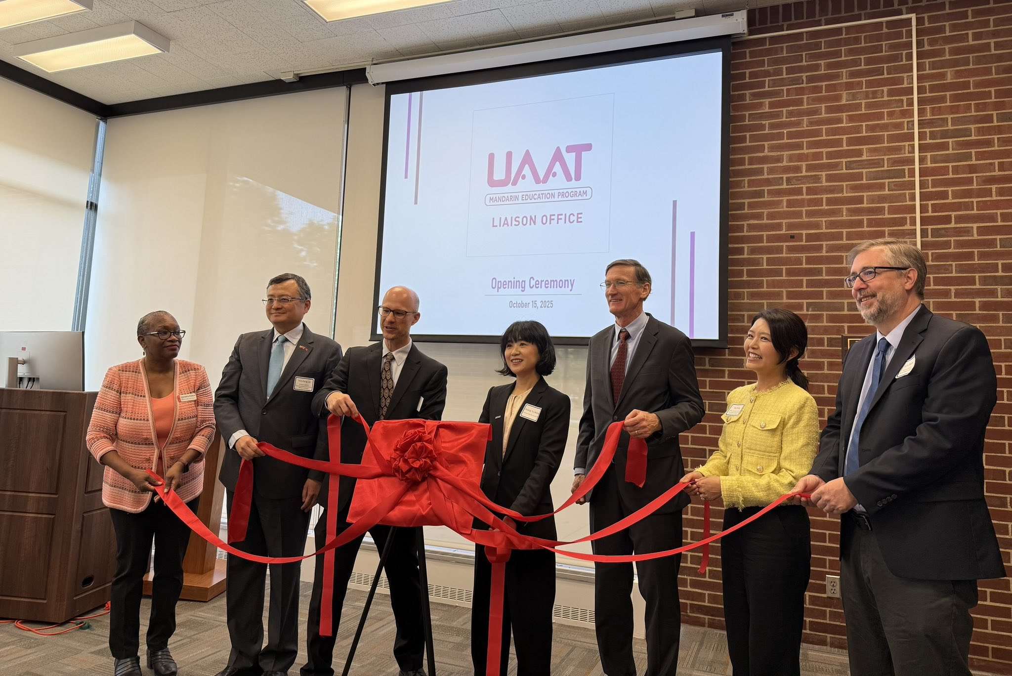 台美語言文化合作，伊利諾大學成立華語文中心。 (圖:駐芝加哥辦事處)