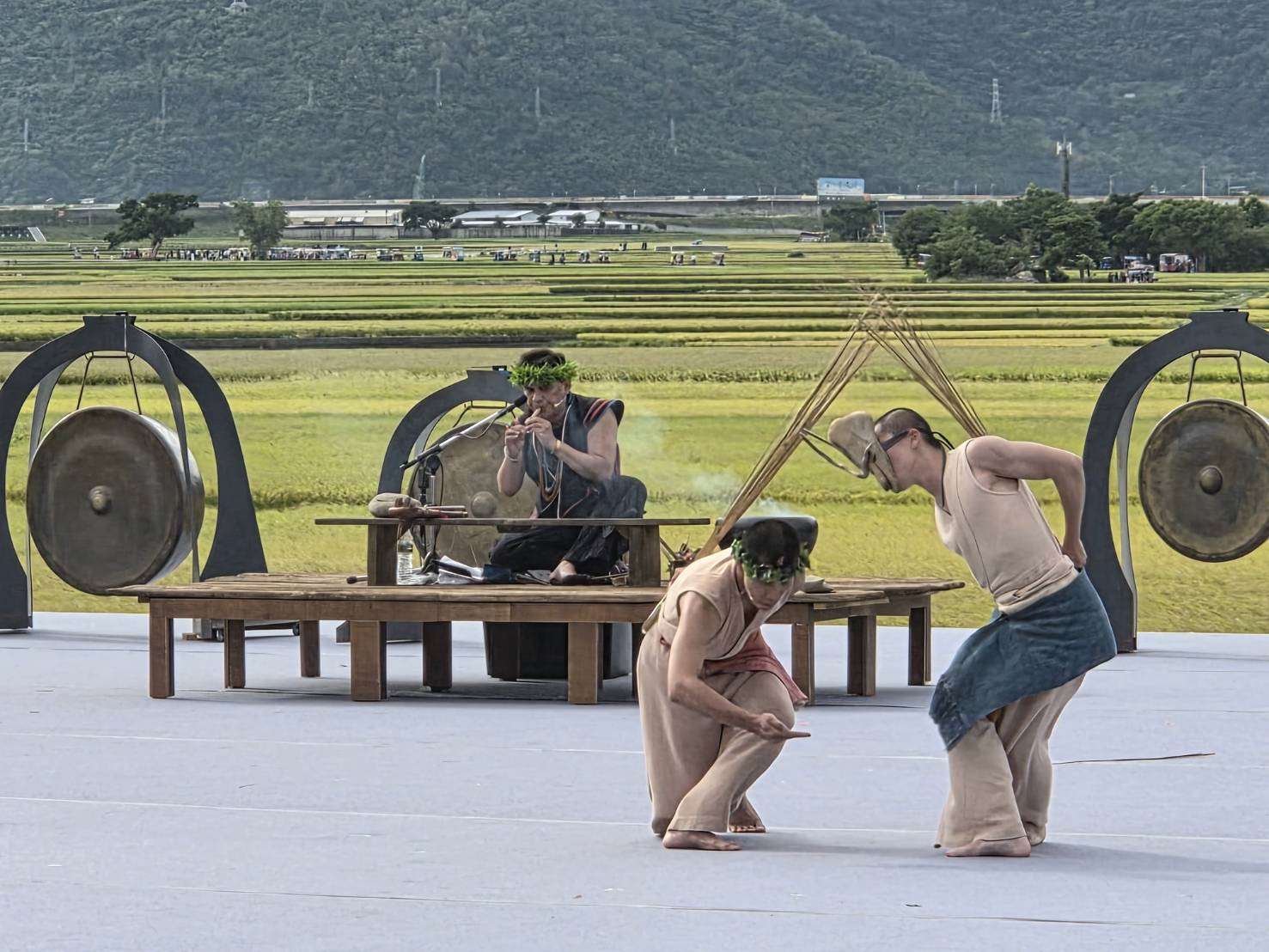 2025池上秋收藝術節25日正式揭開序幕，由原住民歌手桑布伊與優人神鼓攜手呈現共創作品《我回來了》。(江昭倫 攝)